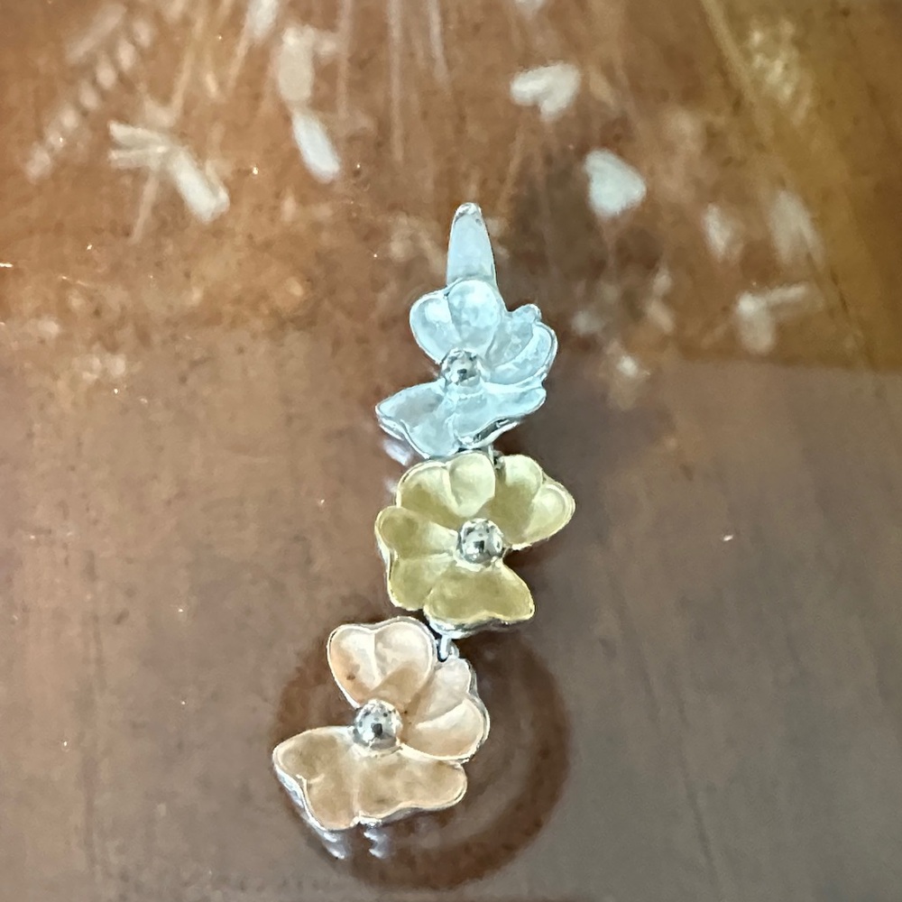 Elegant Floral Pendant in Silver and Gold